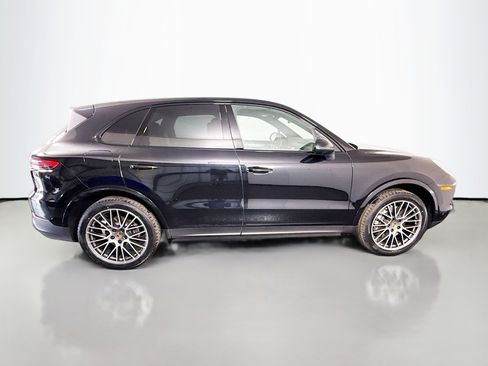 Used 2023 Porsche Cayenne Platinum Edition image 11
