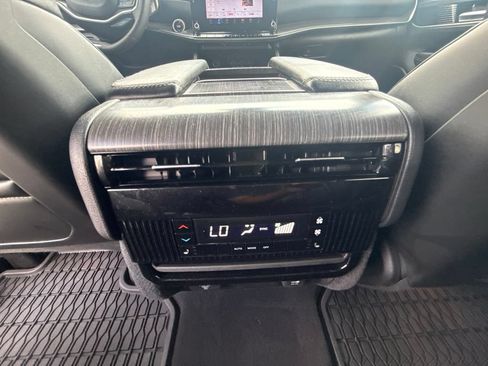 Used 2024 Jeep Wagoneer L Series III w/ Premium Group I AWD/4WD image 13