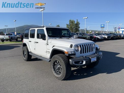 Used 2018 Jeep Wrangler Unlimited Sahara w/ Cold Weather Group AWD/4WD image 1