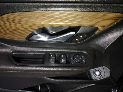 Used 2021 GMC Terrain SLE w/ Driver Convenience Package image 9