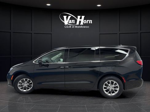 Used 2023 Chrysler Pacifica Touring-L w/ Uconnect Theater Family Group AWD/4WD image 4
