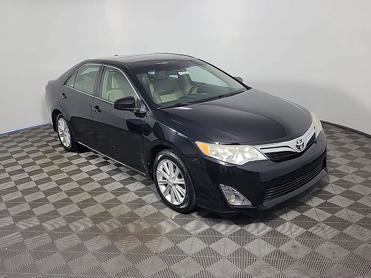 Used 2012 Toyota Camry XLE w/ Leather Pkg FWD image 2