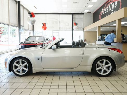 Used 2004 Nissan 350Z Touring RWD image 5