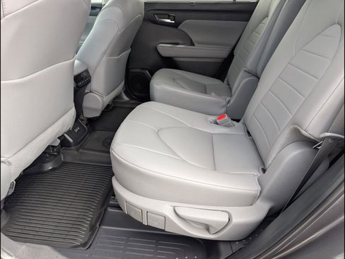 Used 2024 Toyota Highlander XLE AWD/4WD image 10