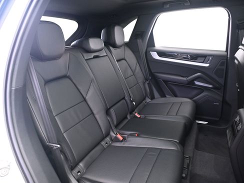 Used 2025 Porsche Cayenne image 23