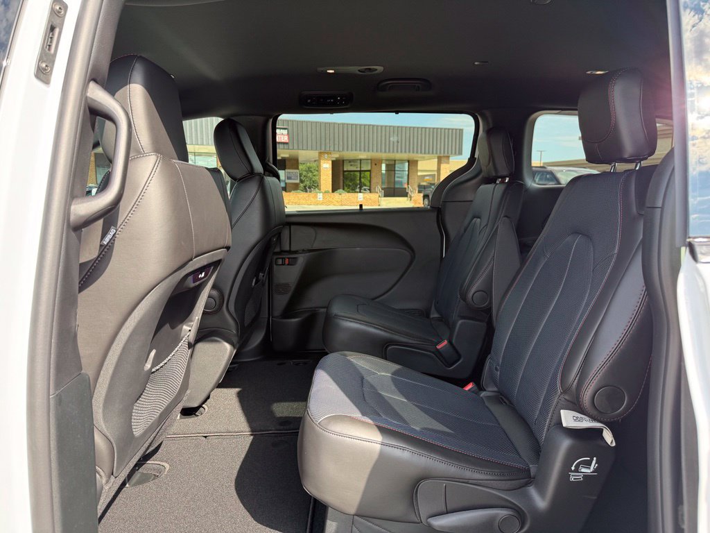 New 2027 Chrysler Pacifica Select FWD image 9