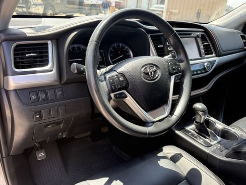 Used 2019 Toyota Highlander XLE FWD image 14