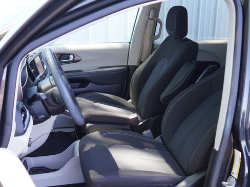 Used 2023 Chrysler Voyager LX FWD image 11