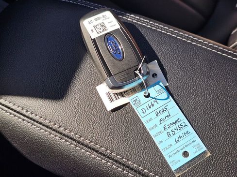 New 2025 Ford Escape SE w/ PHEV Premium Package image 31