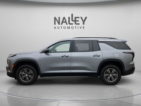 Used 2024 Chevrolet Traverse LT image 2