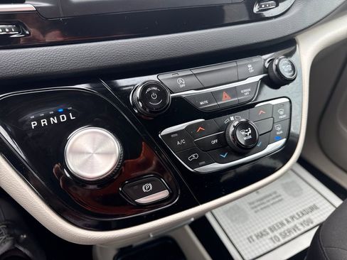 Used 2022 Chrysler Voyager LX image 31