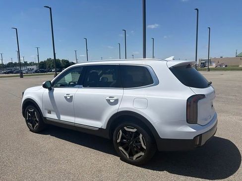 Used 2025 Kia Telluride EX w/ EX Captain's Chair Package FWD image 17