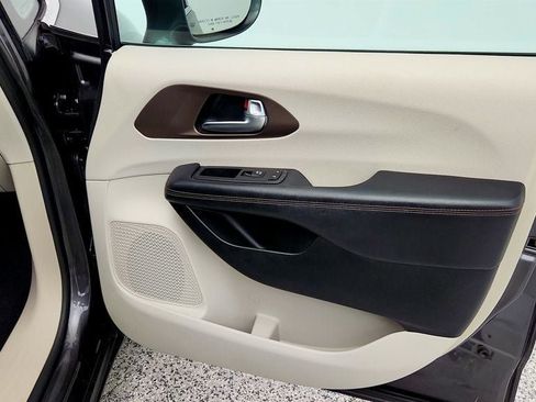 Used 2017 Chrysler Pacifica Touring-L FWD image 25