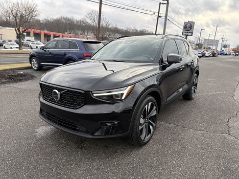 Certified 2025 Volvo XC40 B5 Plus image 3