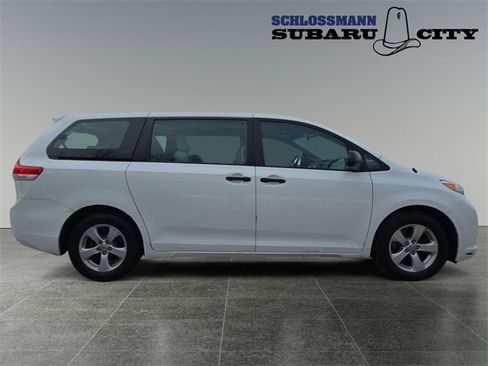 Used 2011 Toyota Sienna image 10