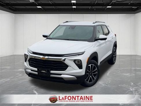 Used 2025 Chevrolet TrailBlazer LT FWD image 3