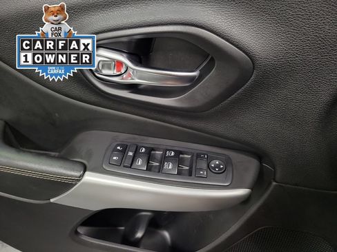 Used 2018 Jeep Cherokee Latitude Plus w/ Comfort/Convenience Group FWD image 27