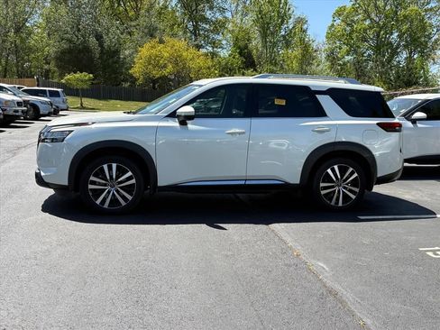 Used 2023 Nissan Pathfinder Platinum w/ Cargo Package AWD/4WD image 4