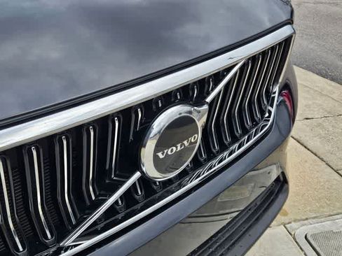 Used 2023 Volvo XC40 B5 Plus image 11