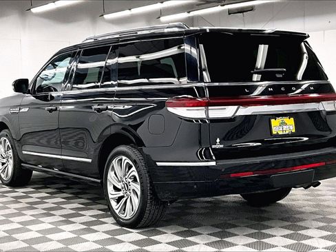 Used 2024 Lincoln Navigator Reserve AWD/4WD image 3