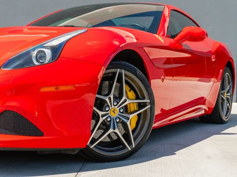 Used 2017 Ferrari California T RWD image 24