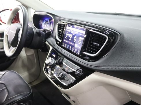 Used 2020 Chrysler Pacifica Limited FWD image 28