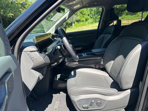 Used 2024 Kia EV9 Light Long Range RWD image 6