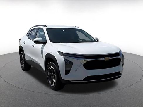 Used 2025 Chevrolet Trax LT FWD image 3