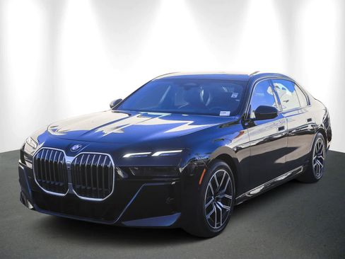 Certified 2025 BMW 740i image 3