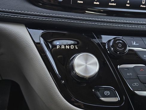 Used 2024 Chrysler Pacifica Select image 20