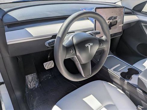 Used 2025 Tesla Model Y Performance image 11