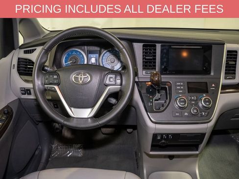 Used 2017 Toyota Sienna XLE FWD image 7