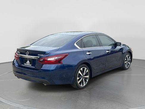 Used 2017 Nissan Altima 3.5 SR w/ Interior Lighting Package image 4