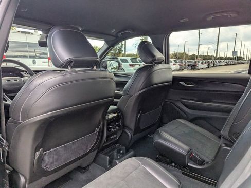 Used 2025 Jeep Grand Cherokee L Laredo image 21