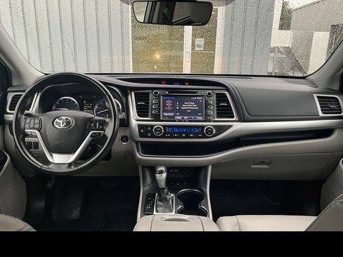 Used 2019 Toyota Highlander XLE AWD/4WD image 4