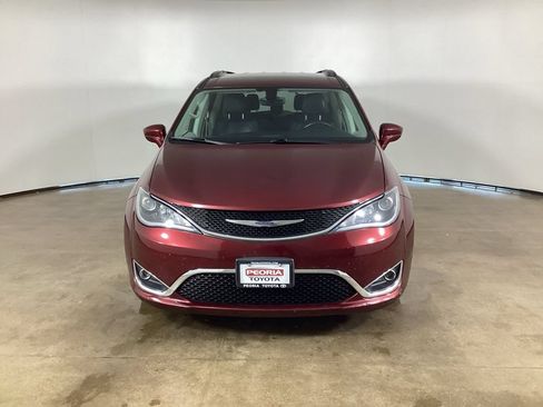 Used 2017 Chrysler Pacifica Touring-L FWD image 2