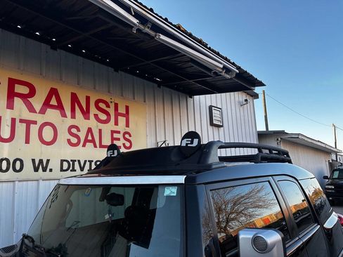 Used 2011 Toyota FJ Cruiser 4WD w/ Upgrade Pkg image 2