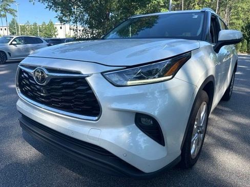 Used 2021 Toyota Highlander Limited FWD image 9