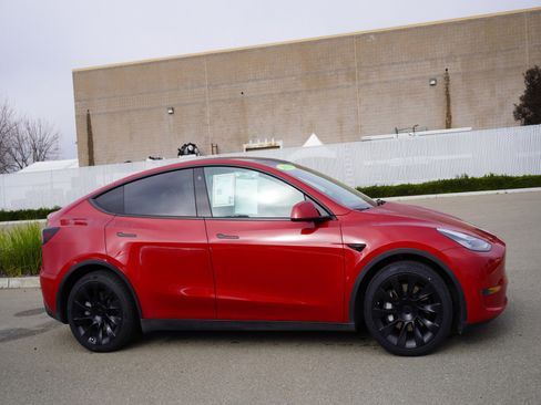 Used 2021 Tesla Model Y Long Range image 4