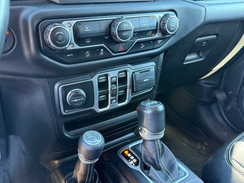 Used 2018 Jeep Wrangler Unlimited Sahara AWD/4WD image 21