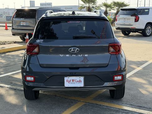 Used 2025 Hyundai Venue Limited FWD image 6