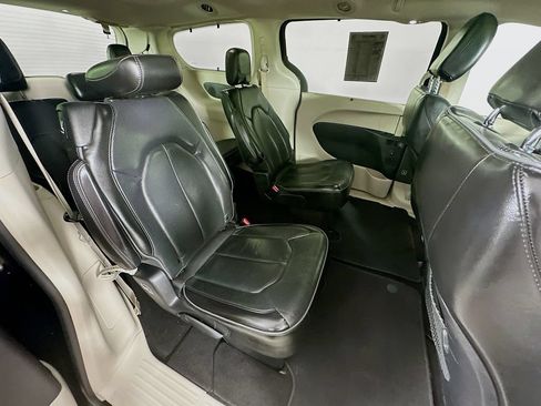 Used 2019 Chrysler Pacifica Limited FWD image 37