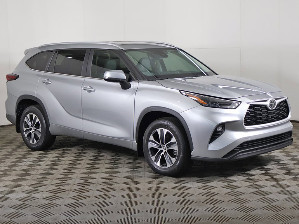 Used 2024 Toyota Highlander XLE AWD/4WD image 2