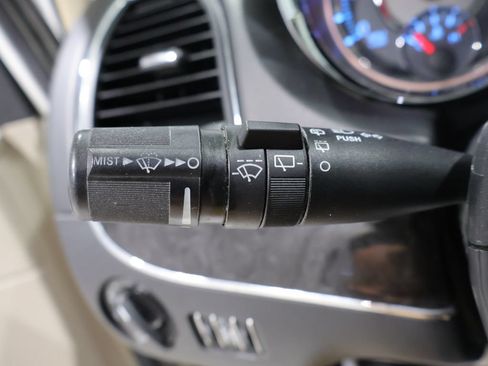 Used 2016 Chrysler Town & Country Touring FWD image 32