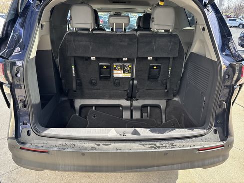 Used 2022 Toyota Sienna XLE image 24