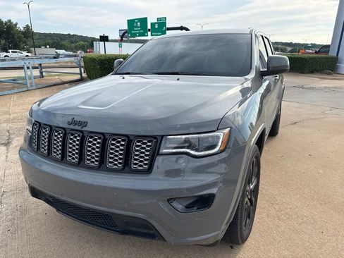 Used 2022 Jeep Grand Cherokee Laredo X AWD/4WD image 7