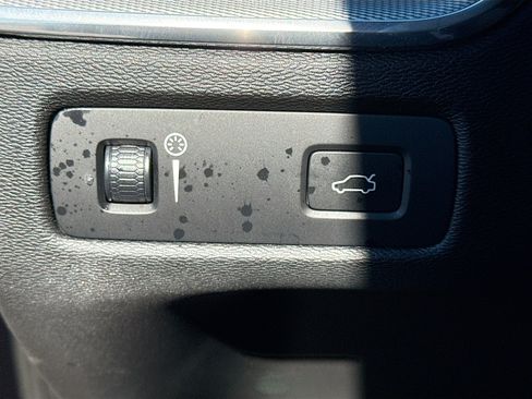 Used 2018 Volvo XC60 T6 R-Design w/ Convenience Package image 34