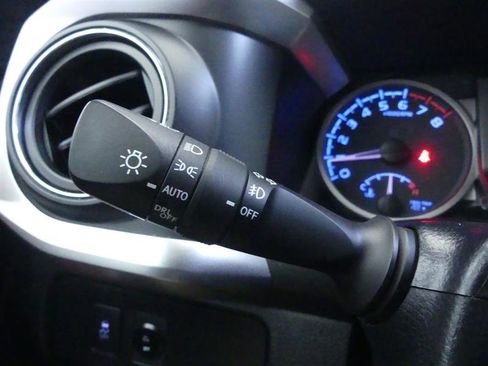 Used 2022 Toyota Tacoma SR5 AWD/4WD image 15