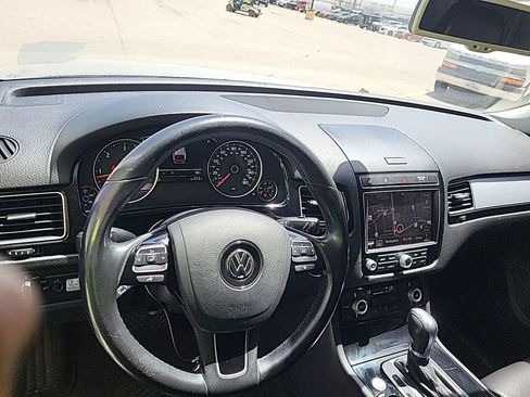 Used 2016 Volkswagen Touareg Sport AWD/4WD image 13