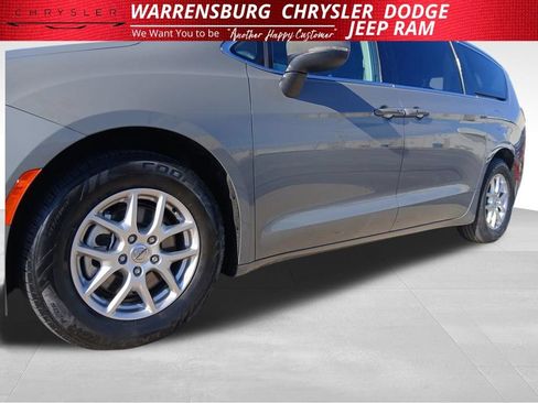 Used 2023 Chrysler Pacifica Touring-L FWD image 33